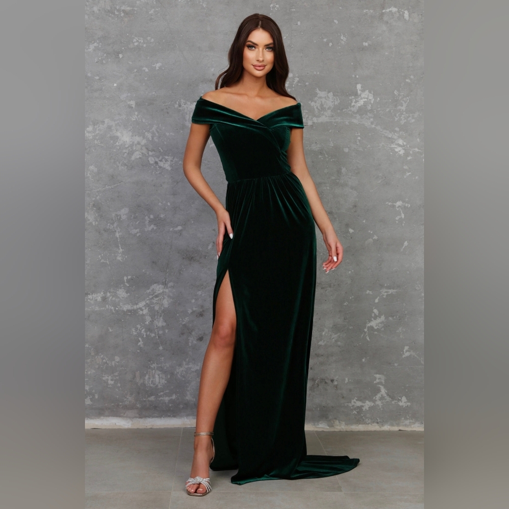 Elegant Green Velvet Off-Shoulder Dress